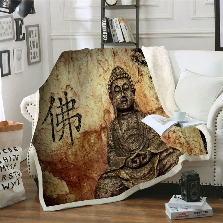 Plaid avec design de Bouddha en peluche sur un canapé blanc sur fond de tableaux et étagères