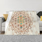 Plaid doux et beige avec motifs de mandalas sur un canapé sur fond gris