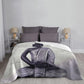 Plaid doux et chaud avec imprimé de bouddha sur un lit sur fond gris