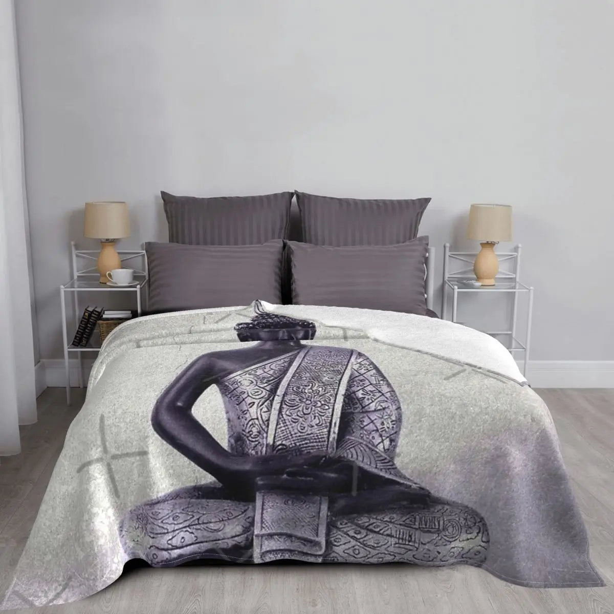 Plaid doux et chaud avec imprimé de bouddha sur un lit sur fond gris Image