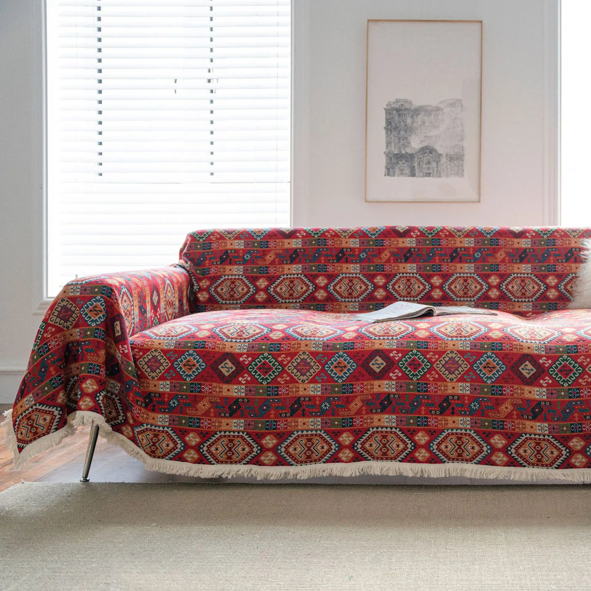  Plaid avec formes géométriques en coton sur un canapé sur fond blanc avec un tableau et des rideaux Image