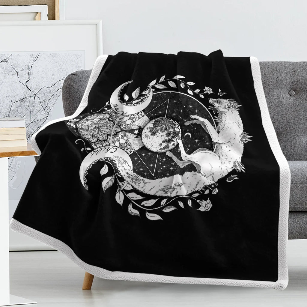 Plaid en sherpa avec imprimé cosmique sur un canapé sur fond gris avec un tableau à gauche