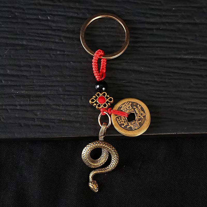 Porte Clé Porte Bonheur en Laiton sur fond sombre Image