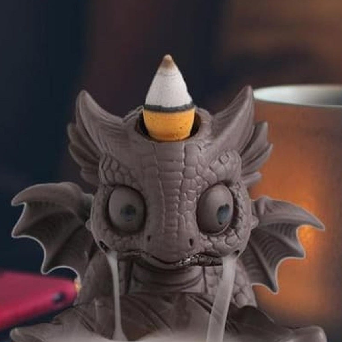 Détail rapproché de la tête et des écailles du dragon porte-encens