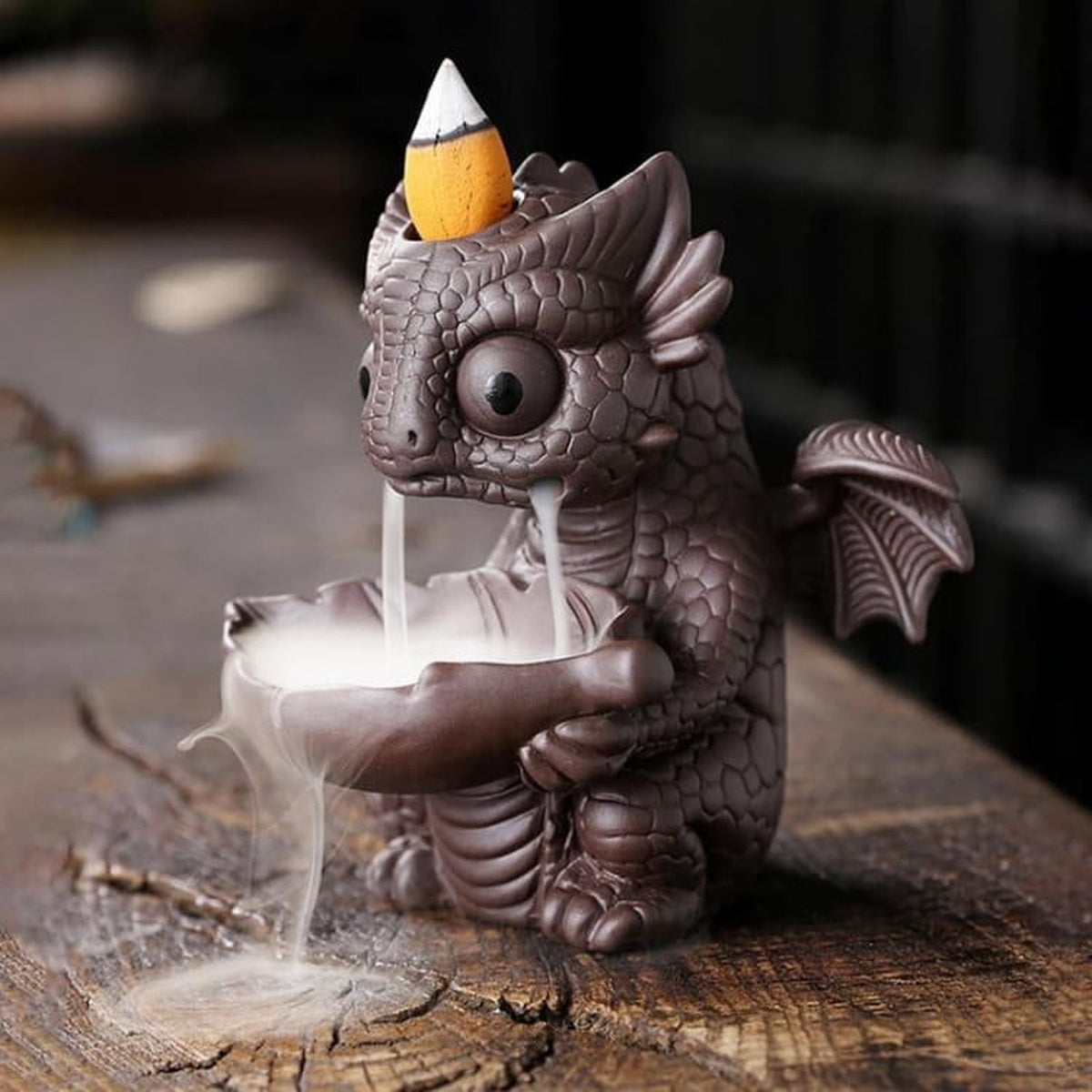 Porte-encens dragon brun-gris avec fumée descendant vers la feuille
