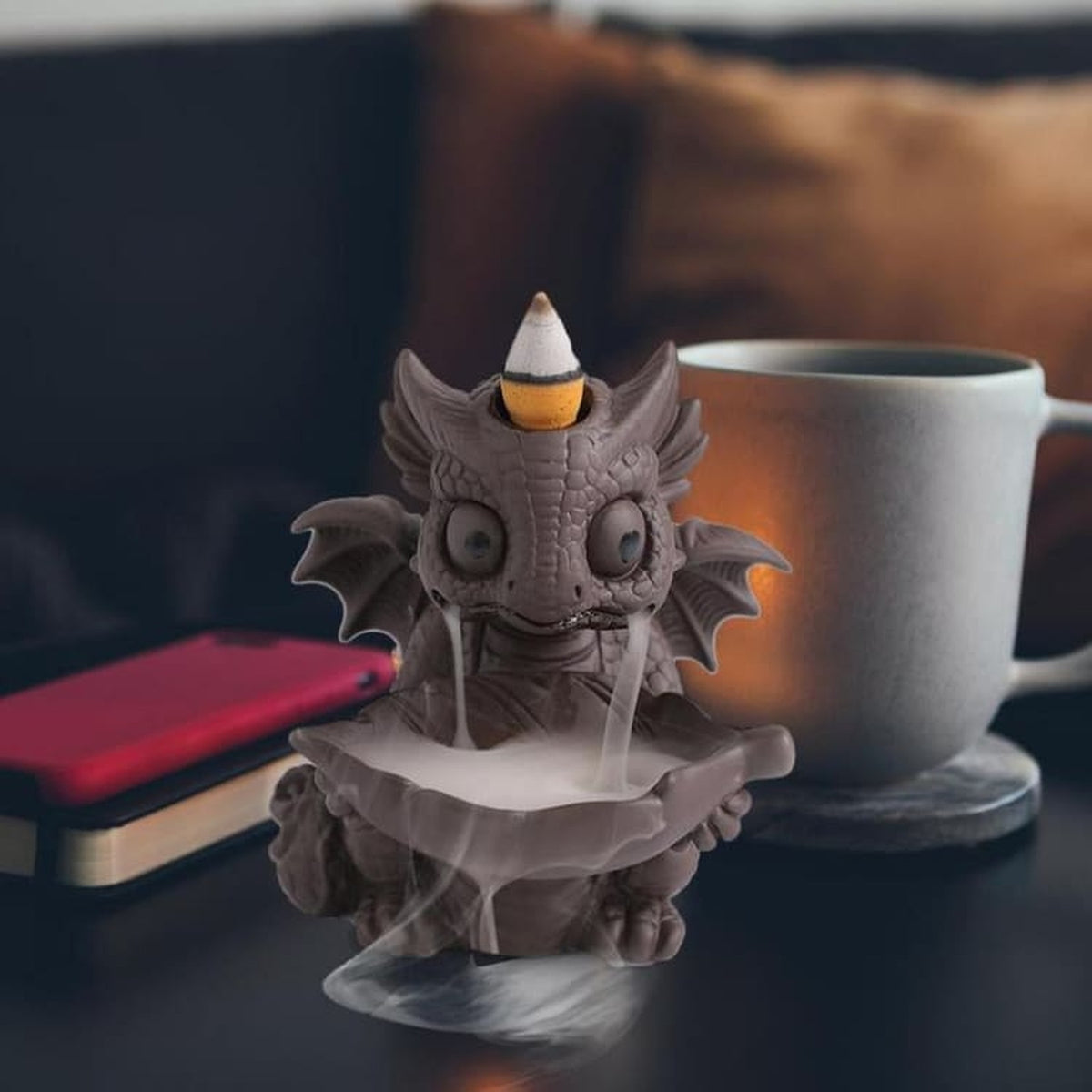 Porte-encens dragon à reflux vu de face avec cône et fumée