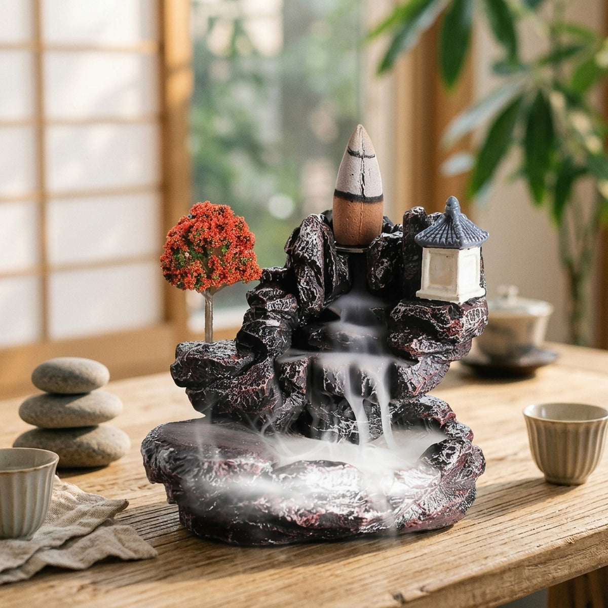 Porte-encens cascade village japonais en situation, fumee qui descend dans un decor zen