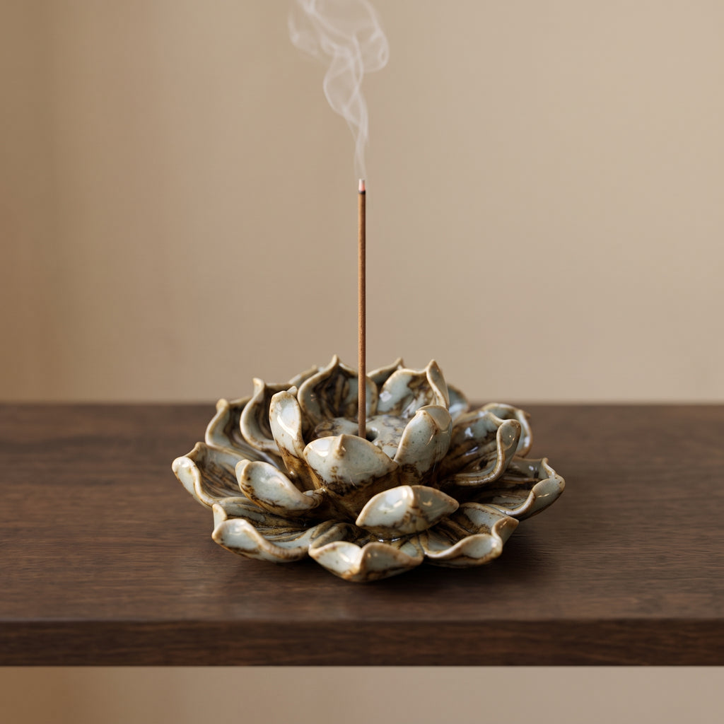 Porte-encens lotus modèle A avec un bâtonnet allumé