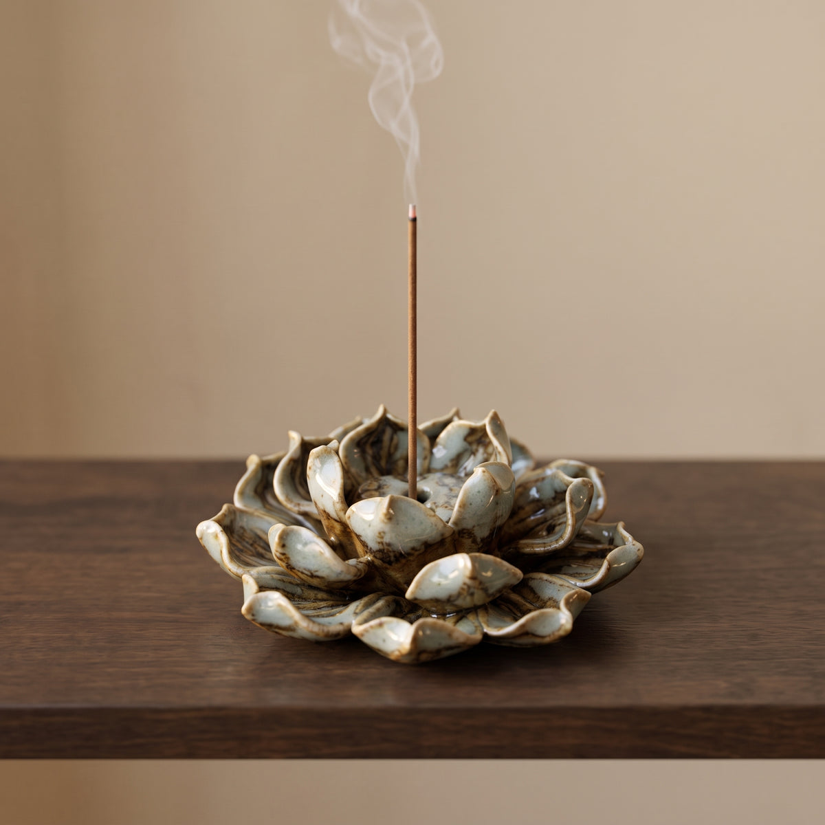 Porte-encens lotus modèle A avec un bâtonnet allumé