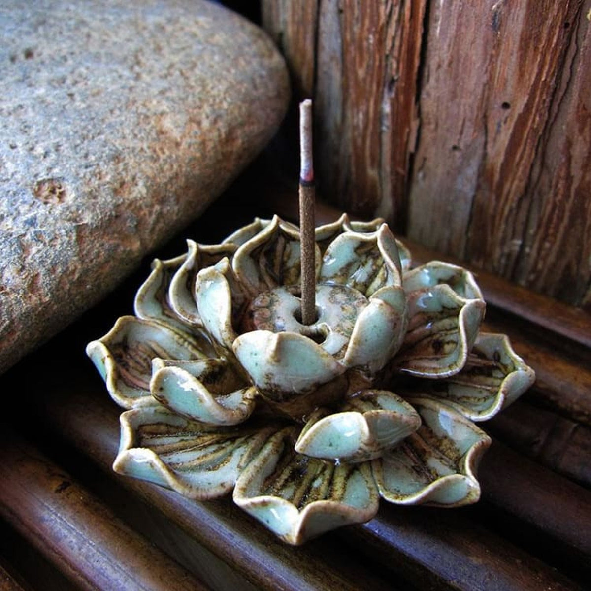 Porte-encens lotus modèle A gris-vert et brun