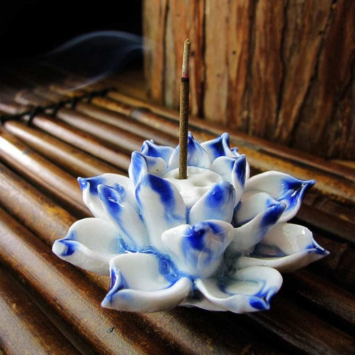 Porte-encens lotus modèle B blanc et bleu