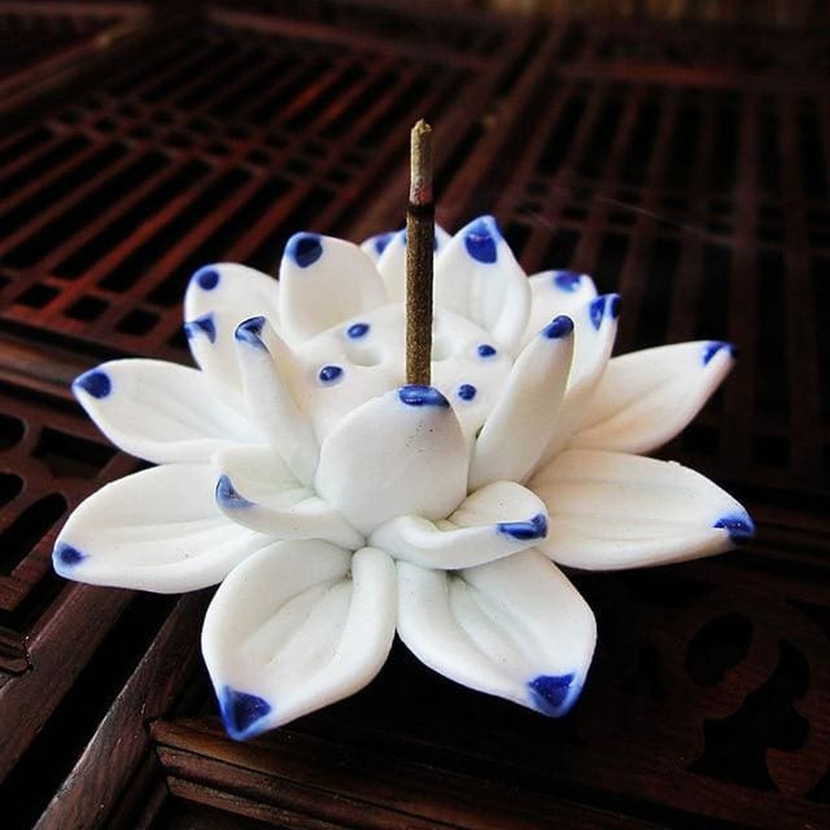 Porte-encens lotus modèle B blanc et bleu vu de face