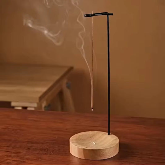 Porte Encens Design Epingle sur une table en bois