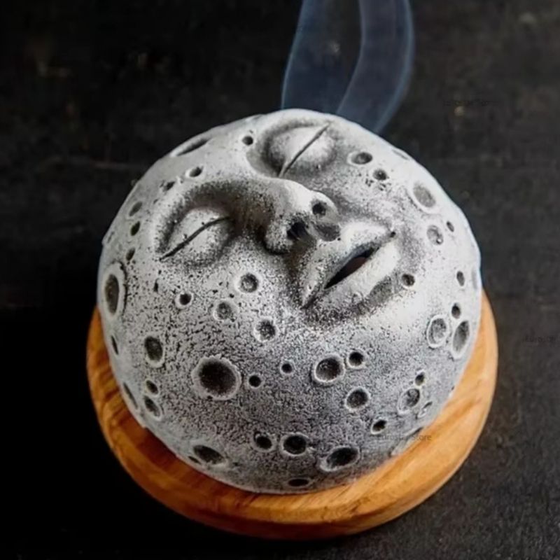 Porte Encens Lune Personnifiée sur fond gris