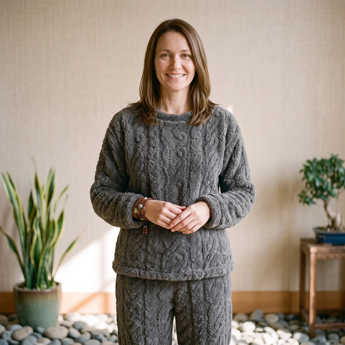 Pyjama polaire deux pièces chaud et épais gris porté par une femme souriante, intérieur cocooning