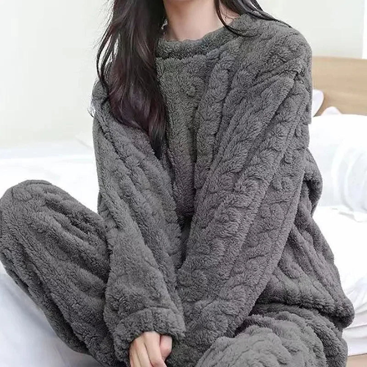 Pyjama polaire deux pièces chaud et épais coloris gris, haut et pantalon assortis