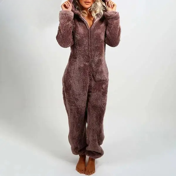 Pyjama polaire combinaison de style ourson avec capuche sur une femme sur fond gris