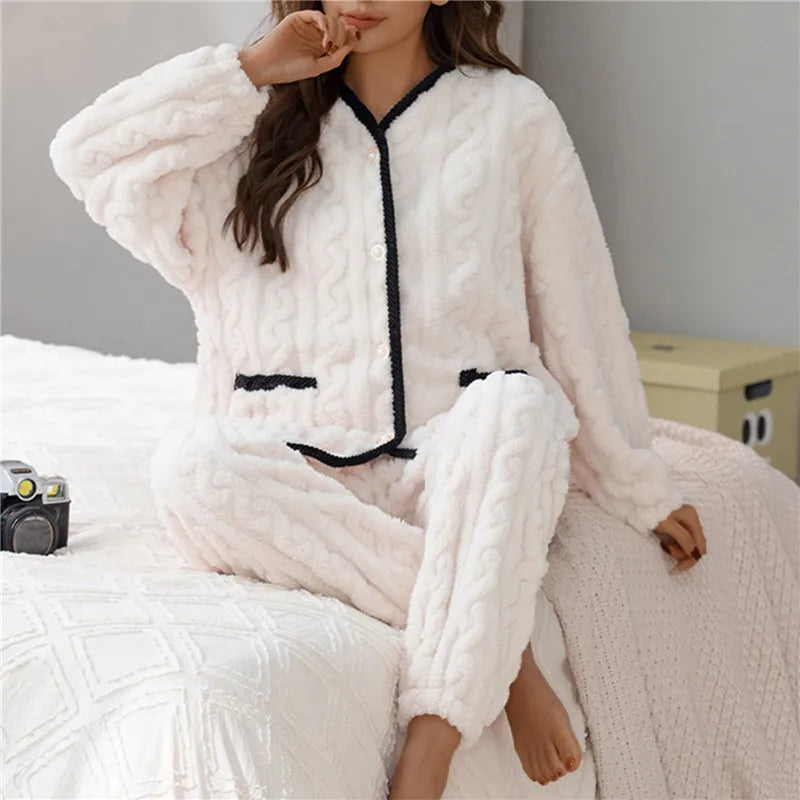 Pyjama polaire deux pièces molletonné pour femme sur une femme assise sur un lit blanc sur fond gris