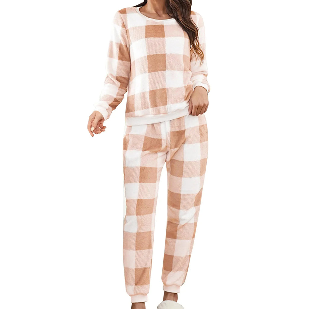 Pyjama polaire deux pièces avec motifs à carreaux sur fond blanc