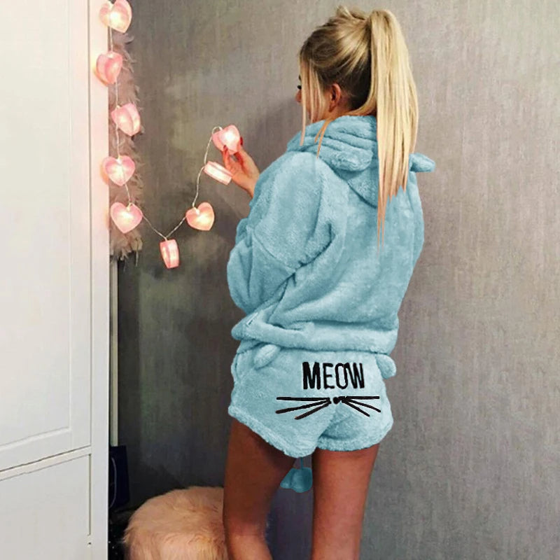 Pyjama polaire deux pièces avec short et capuche sur une femme sur fond gris