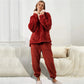 Pyjama polaire deux pièces thermique et décontracté sur une femme sur fond blanc avec un canapé