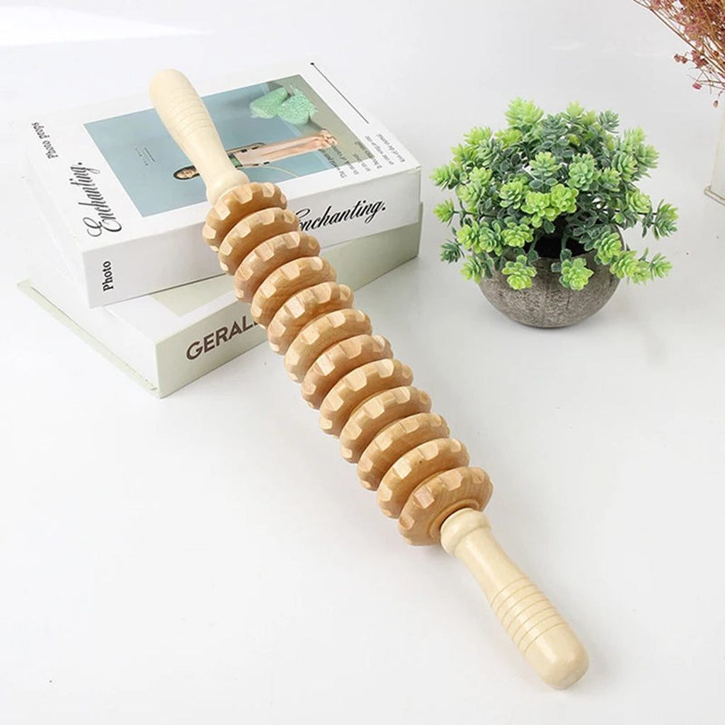 Rouleau de massage en bois à douze disques dans un intérieur lumineux