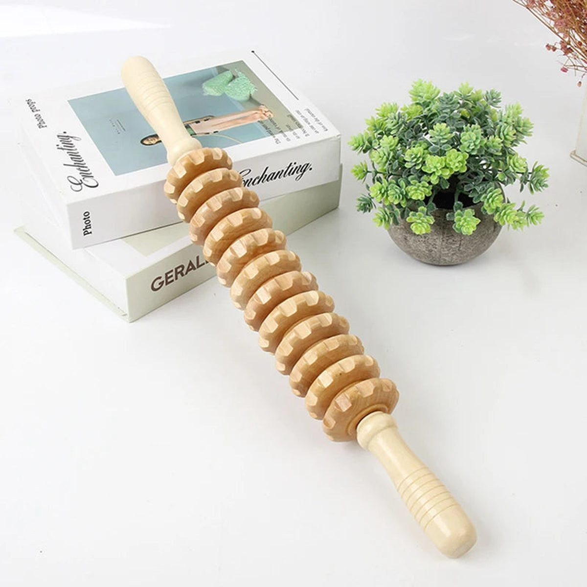 Rouleau de massage en bois à douze disques dans un intérieur lumineux