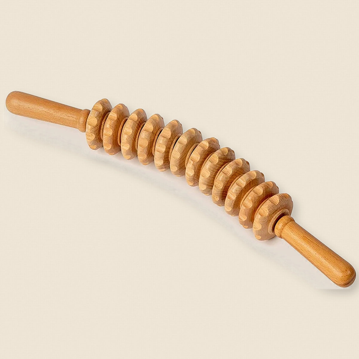 Rouleau de massage en bois à douze disques posé sur du lin Image