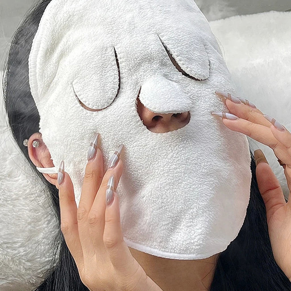 Serviette faciale blanche portée avec boucles autour des oreilles