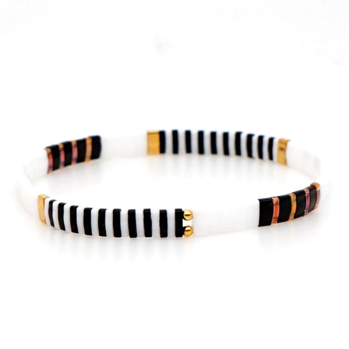 Bracelet en perles de verre japonaises, perles plates noires et blanches irisées, fond blanc