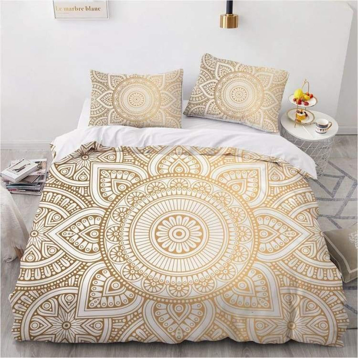 Housse de couette blanche a mandala dore sur un lit, decoration zen