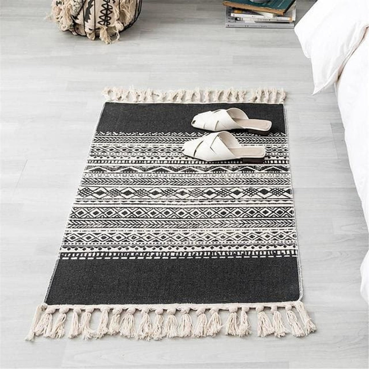 Tapis kilim turc noir et ecru, motifs geometriques, franges a pampilles