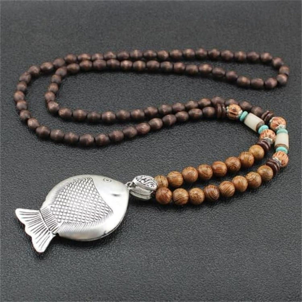 Collier vintage au grand poisson sur fond sombre