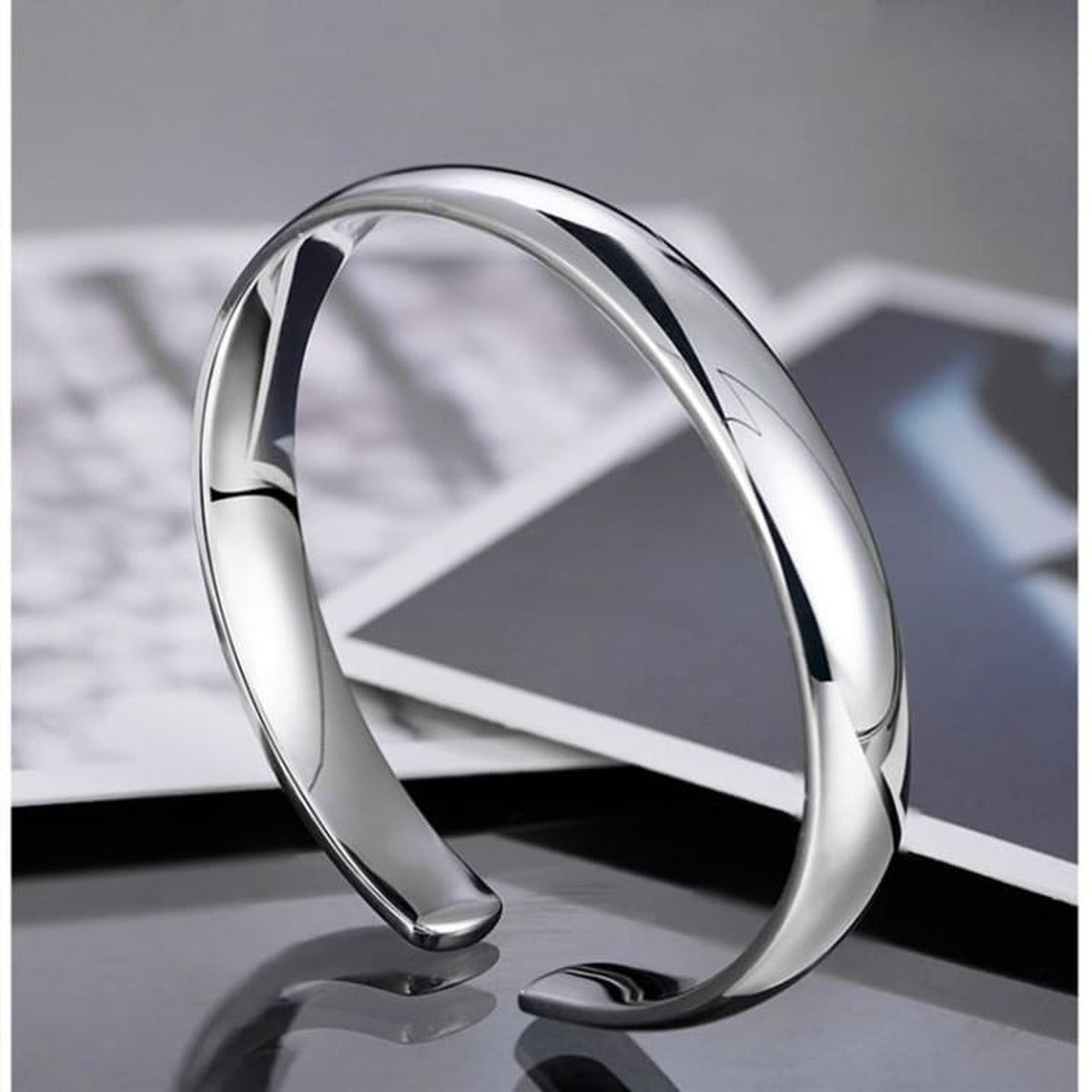 Bracelet jonc en acier inoxydable argenté - poli miroir packshot sur fond miroir