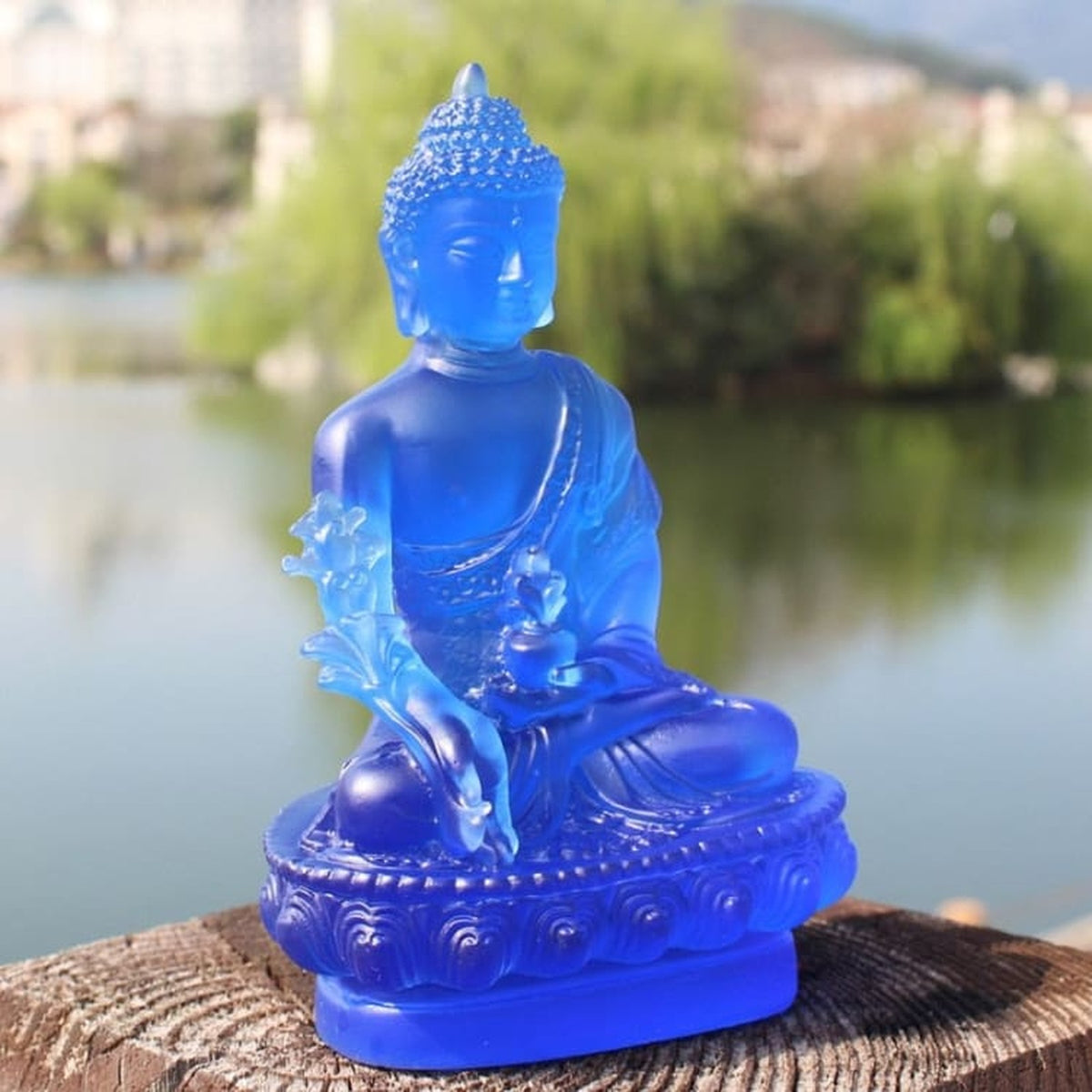 Statuette de Bouddha bleue vue de trois quarts avec décor floral clair