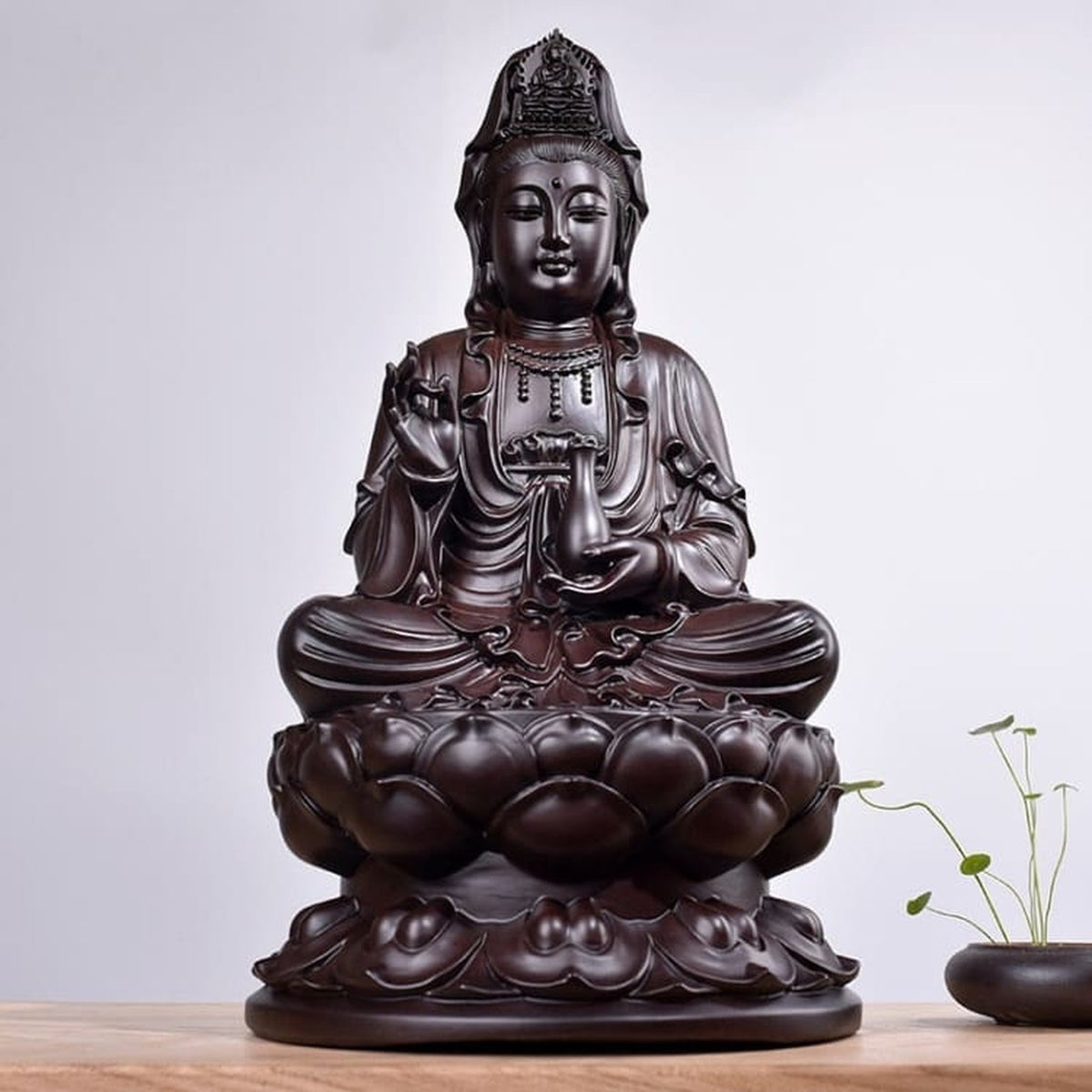 Statuette bouddhiste Guanyin assise sur un double lotus, vue de face