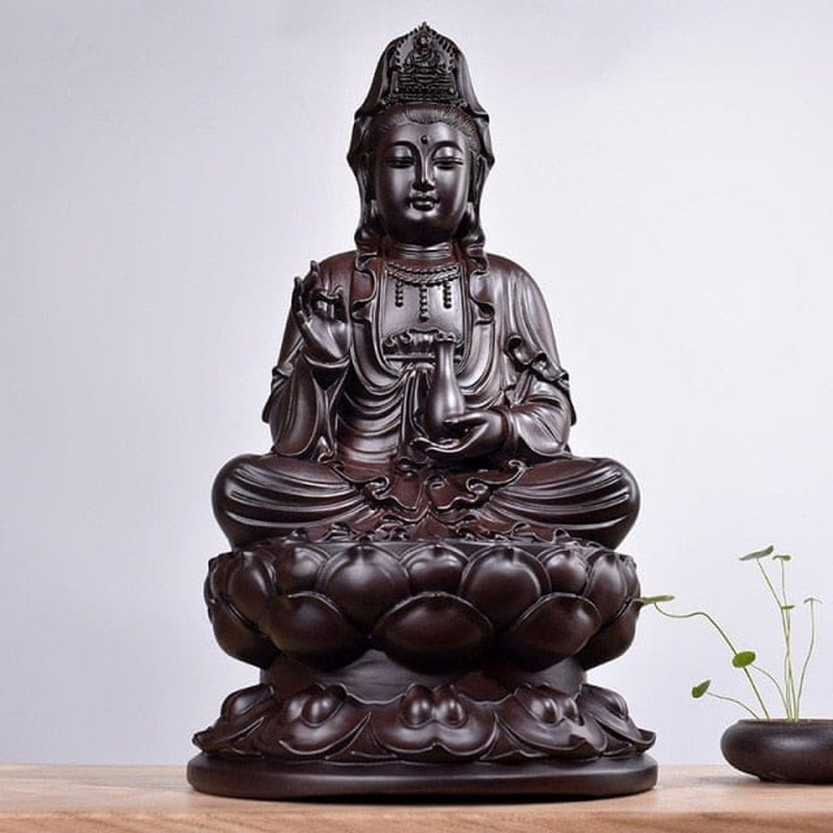 Statuette de Guanyin avec vase central, vue frontale rapprochée