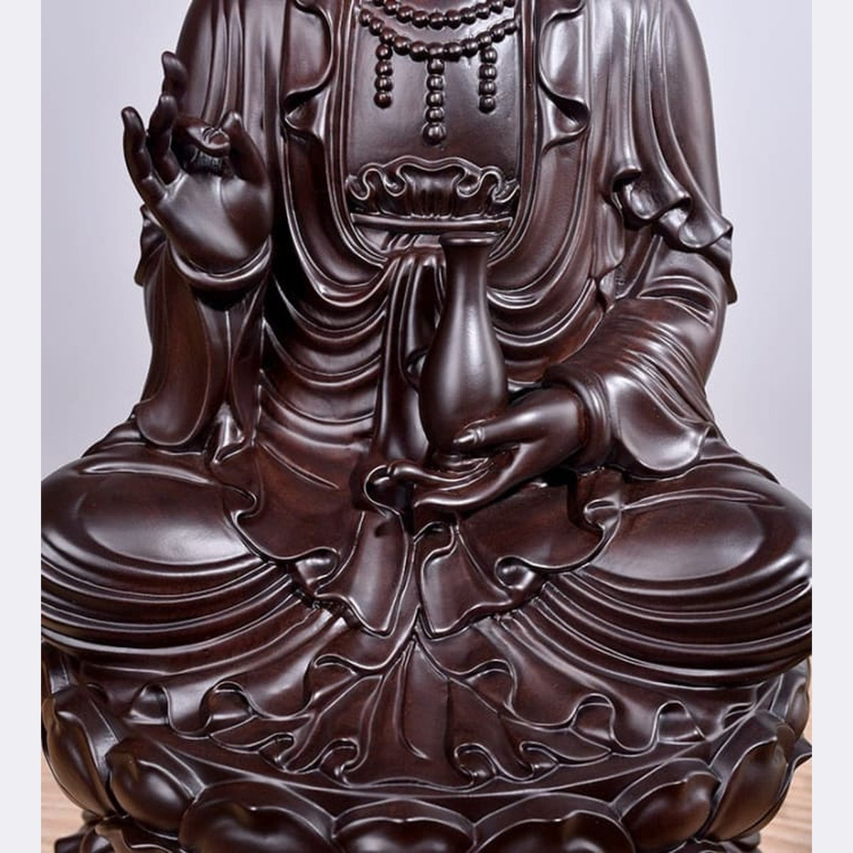 Détail des mains, du vase et des drapés de la statuette Guanyin