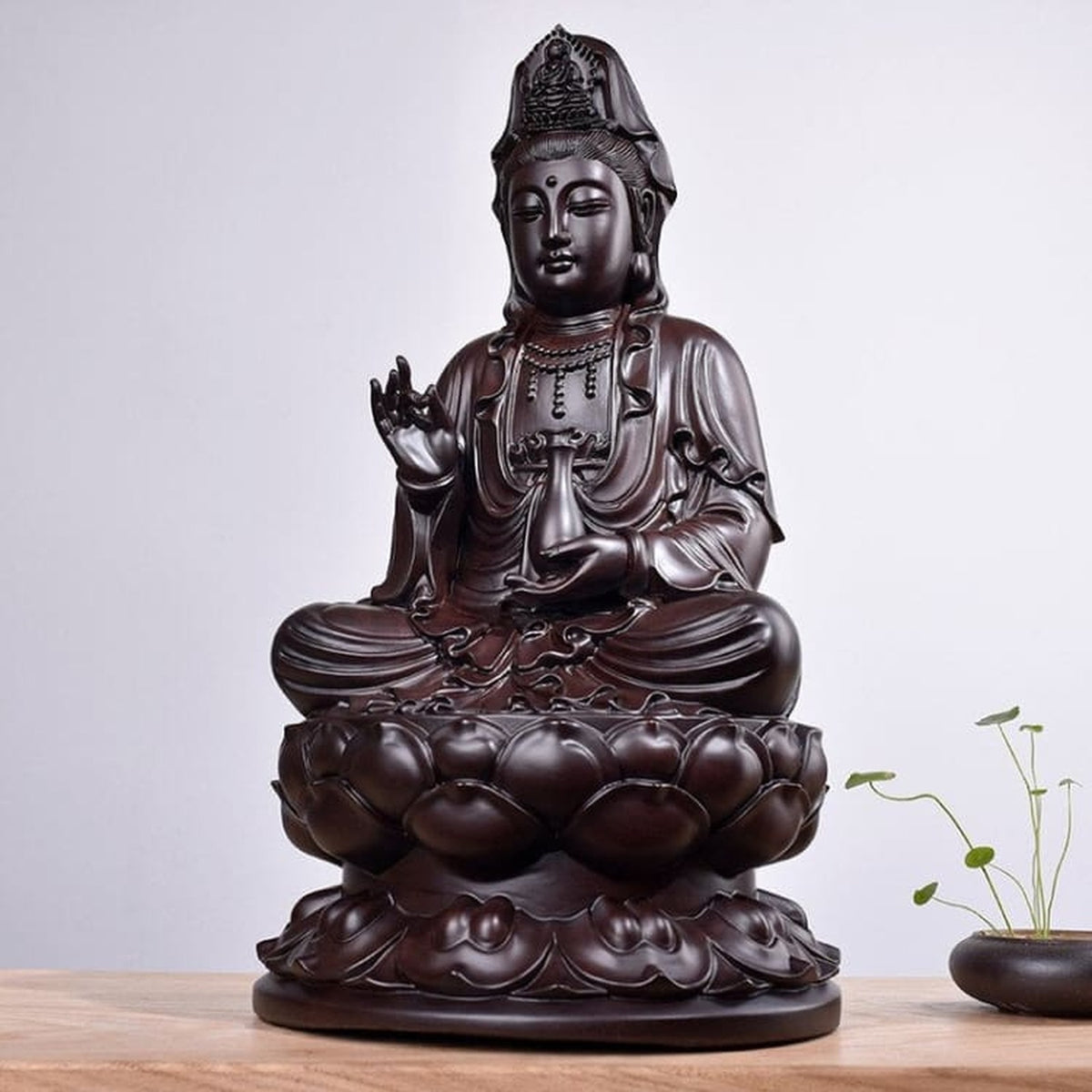 Statuette Guanyin sur lotus, vue de trois quarts