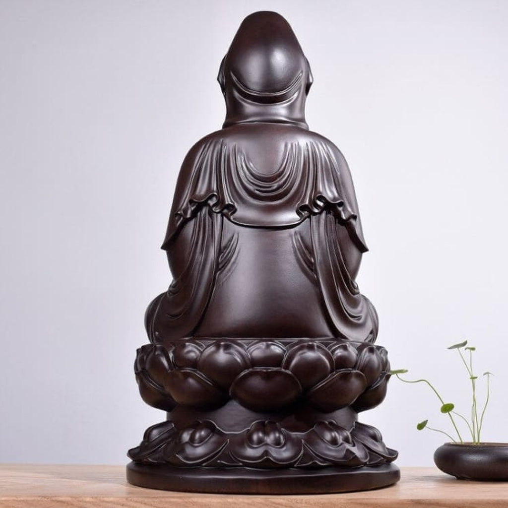 Dos sculpté de la statuette Guanyin et plis du vêtement