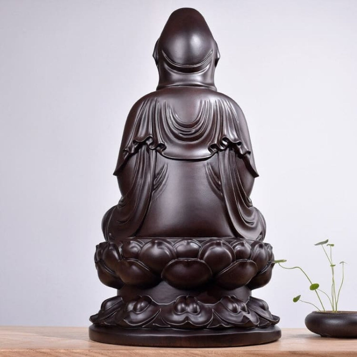 Dos sculpté de la statuette Guanyin et plis du vêtement