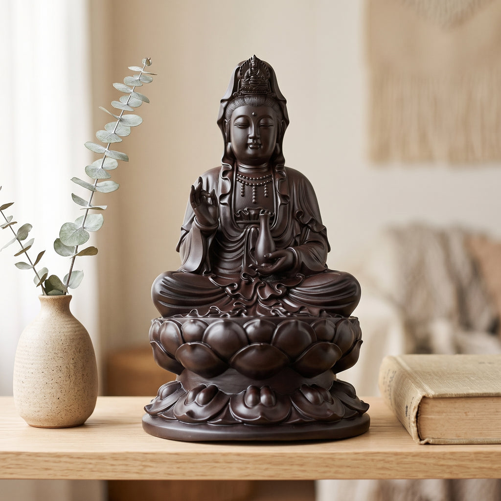 Statuette Guanyin en bois posee sur une etagere dans un salon lumineux, ambiance zen