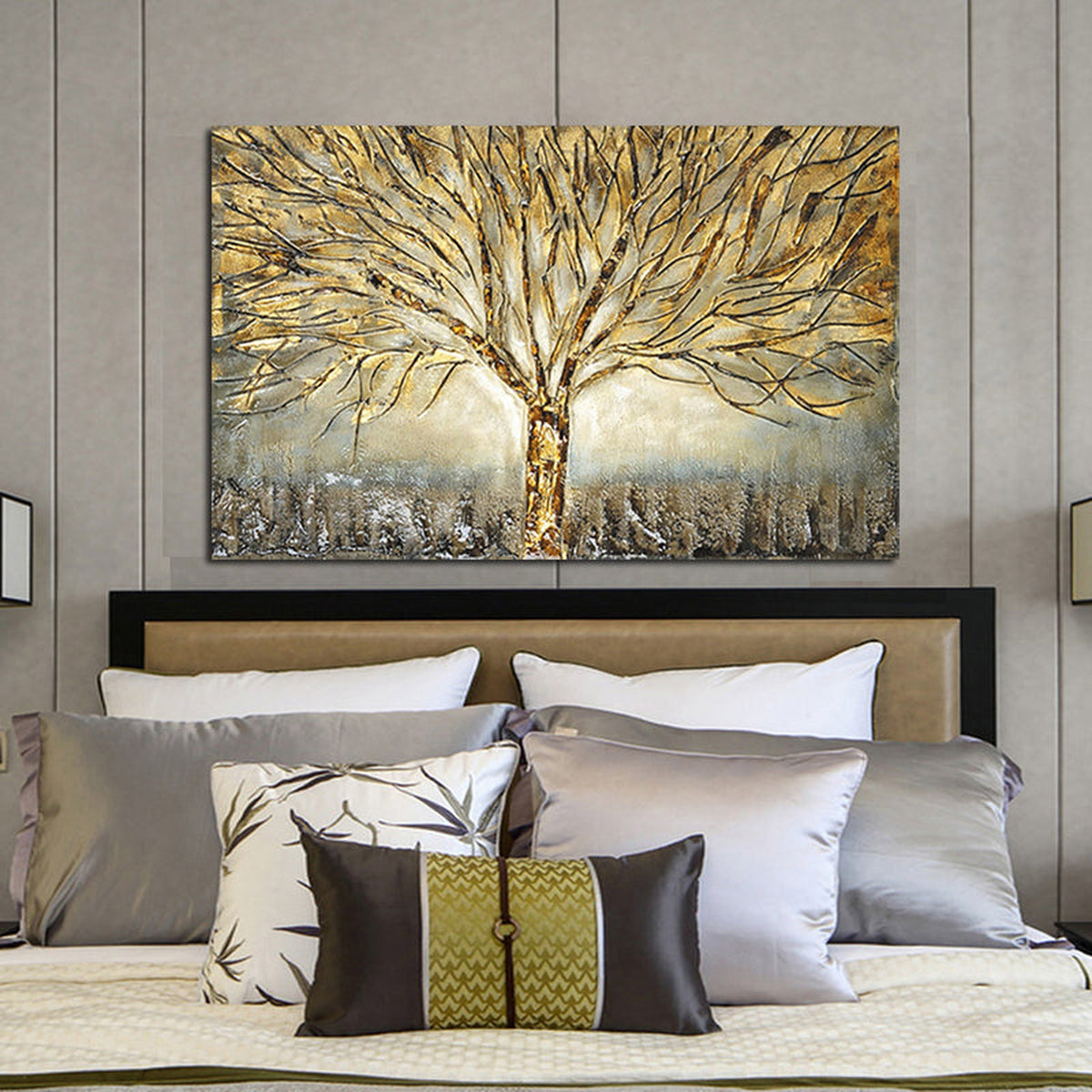 Tableau arbre de vie doré au-dessus d'un lit