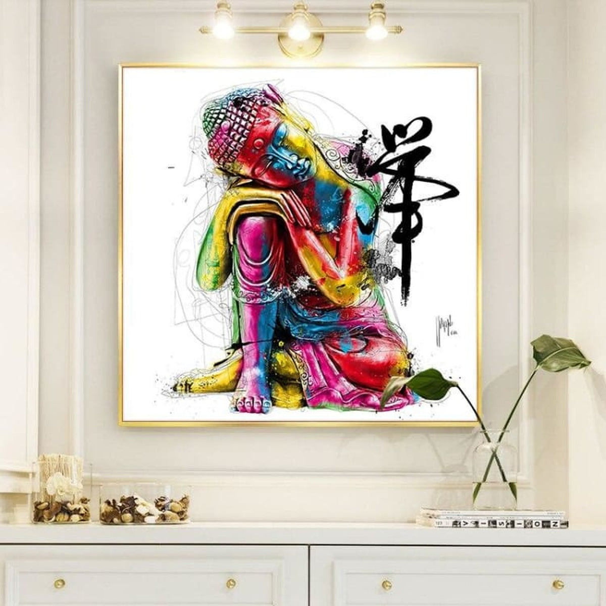 Tableau Bouddha coloré mis en scène au-dessus d’une console blanche
