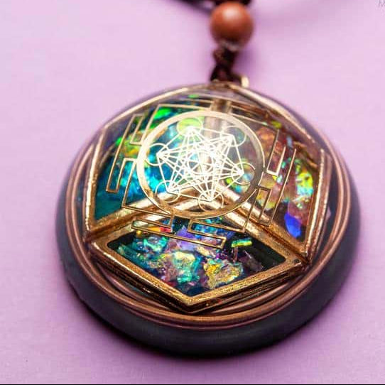 Orgonite fond violet ambiance