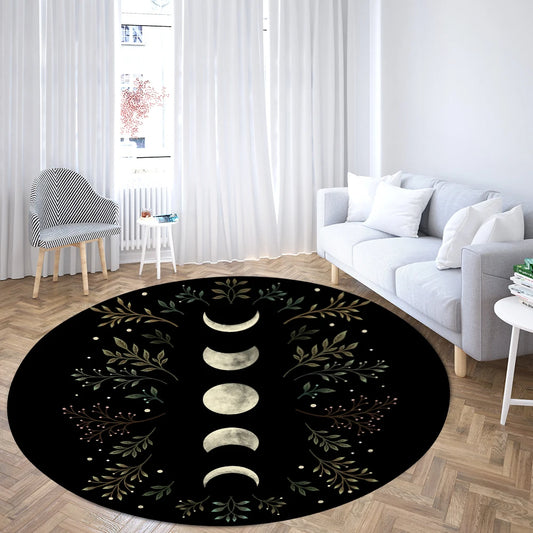 Tapis rond avec imprimés de lunes pour méditation dans un salon sur sol beige avec une chaise à gauche et un canapé à droite sur fond de rideaux