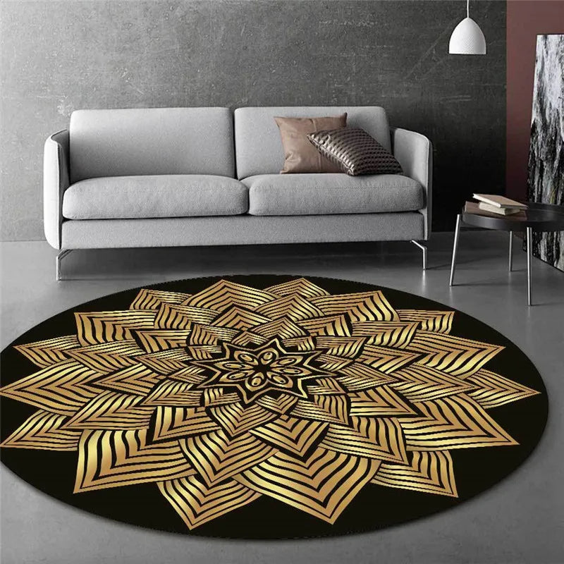 Tapis rond et noir avec mandalas dorés dans un salon sur sol gris avec un canapé en fond
