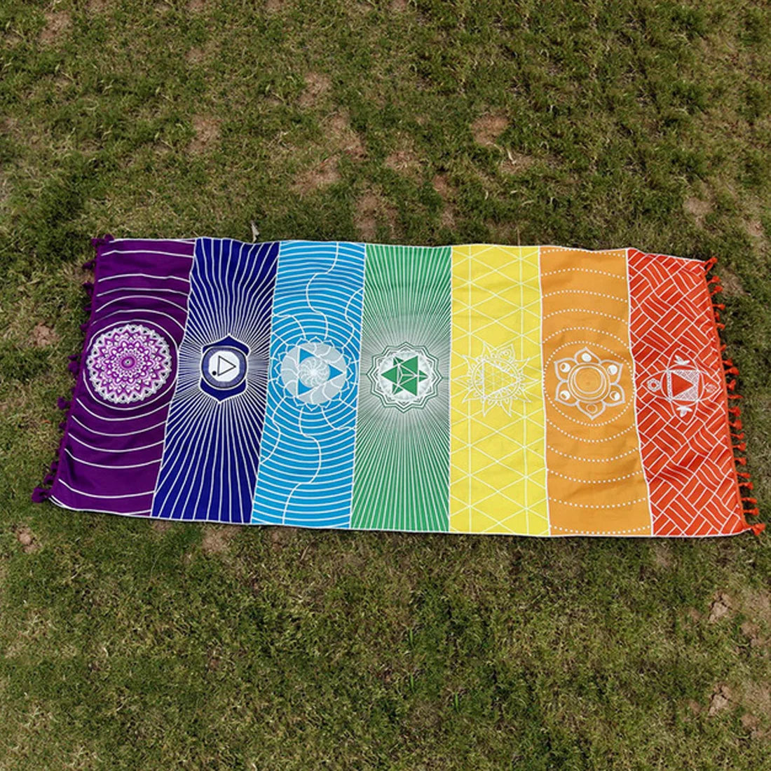 Tapis sept chakras de style bohème posé sur l'herbe