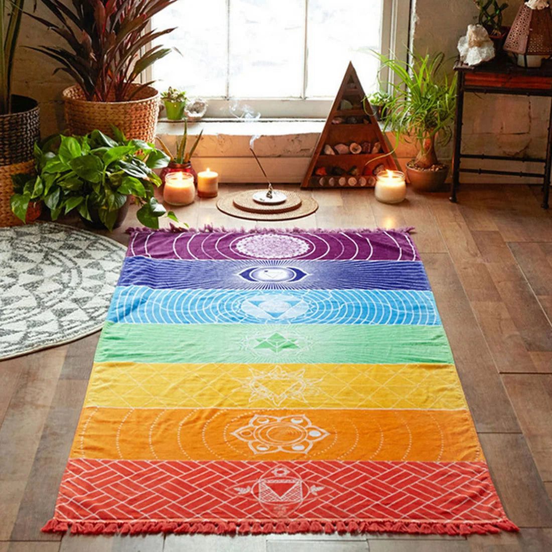 un tapis à motif 7 chakras posé sur un parquet