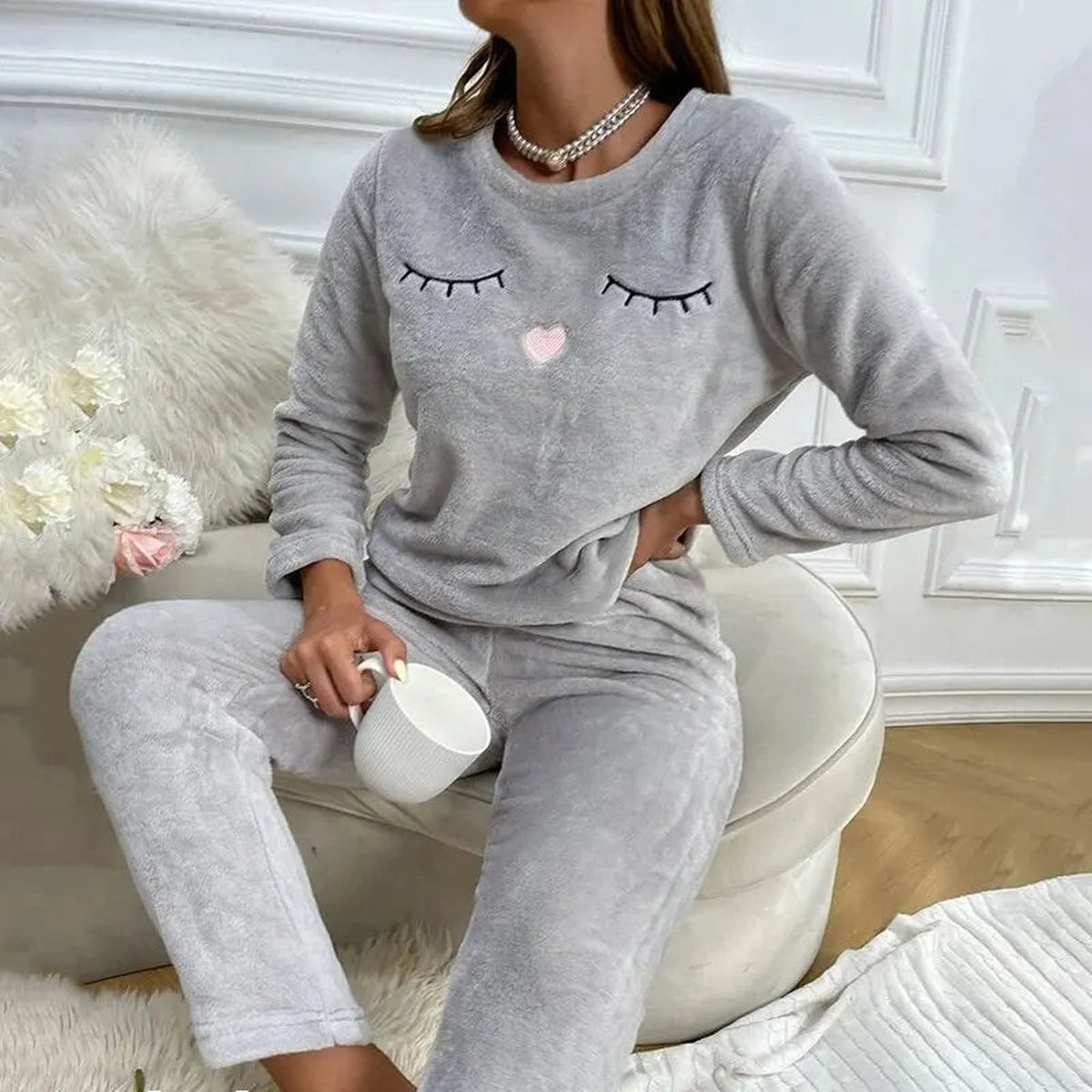 Pyjama polaire femme gris perle porté, broderie yeux endormis et petit cœur rose